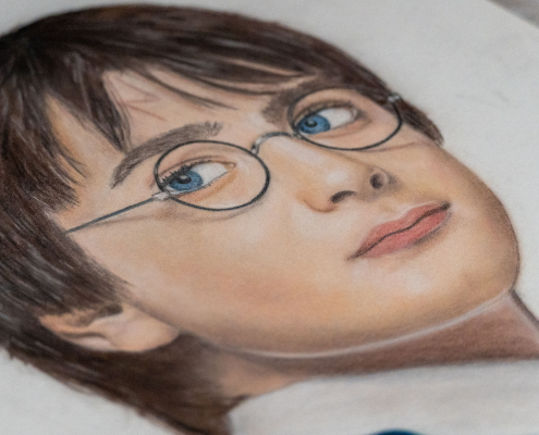 Portrait von Harry Potter mit Pastellkreide und Buntstift
